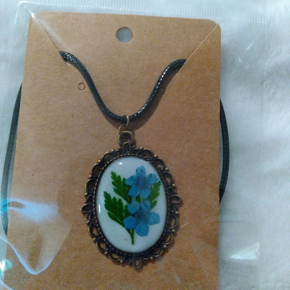 Resin flower necklace - Picture 1 of 1